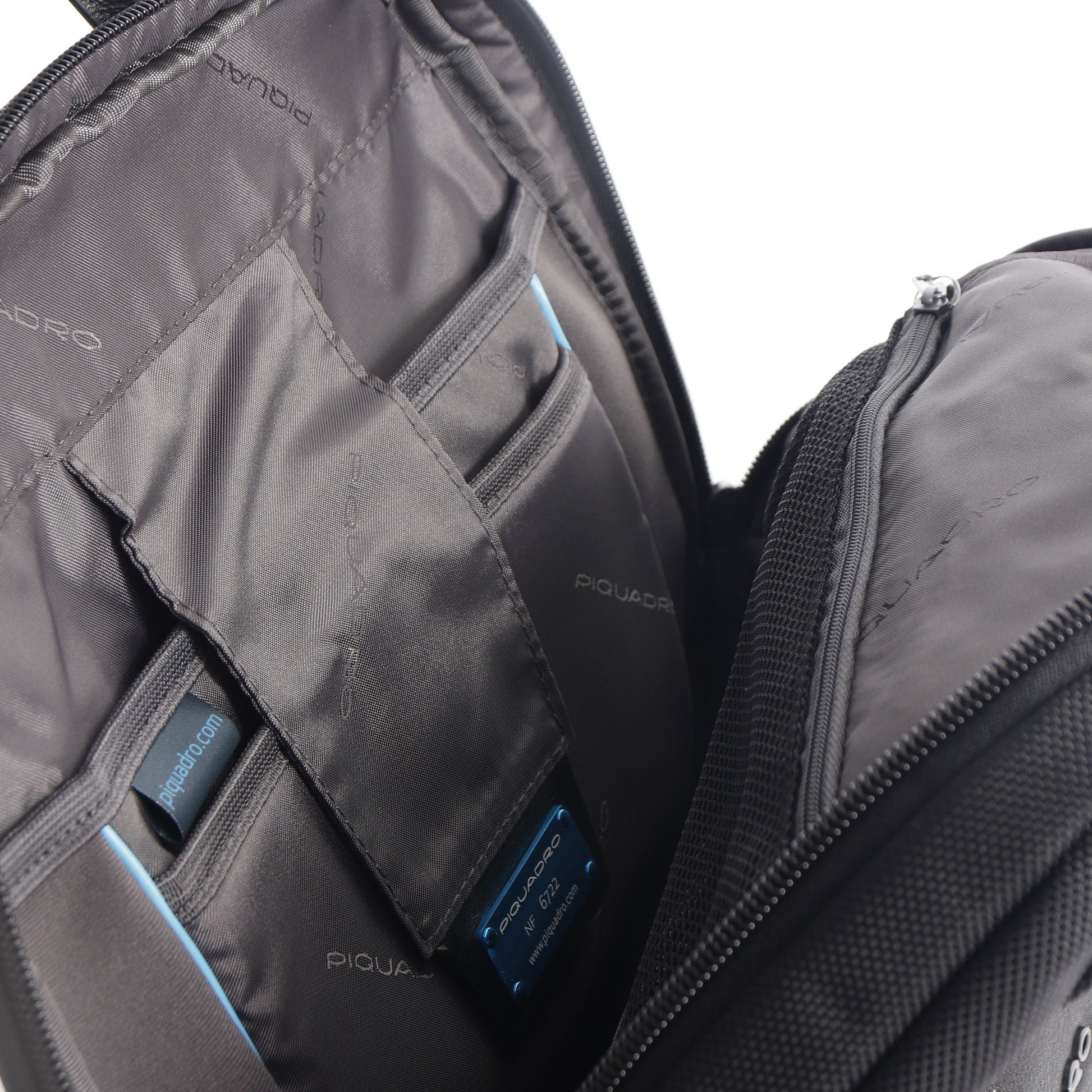 PIQUADRO Brief Line – CA3214BR2
Herren-Rucksack mit 14-Zoll-Laptopfach aus schwarzem Stoff und Leder