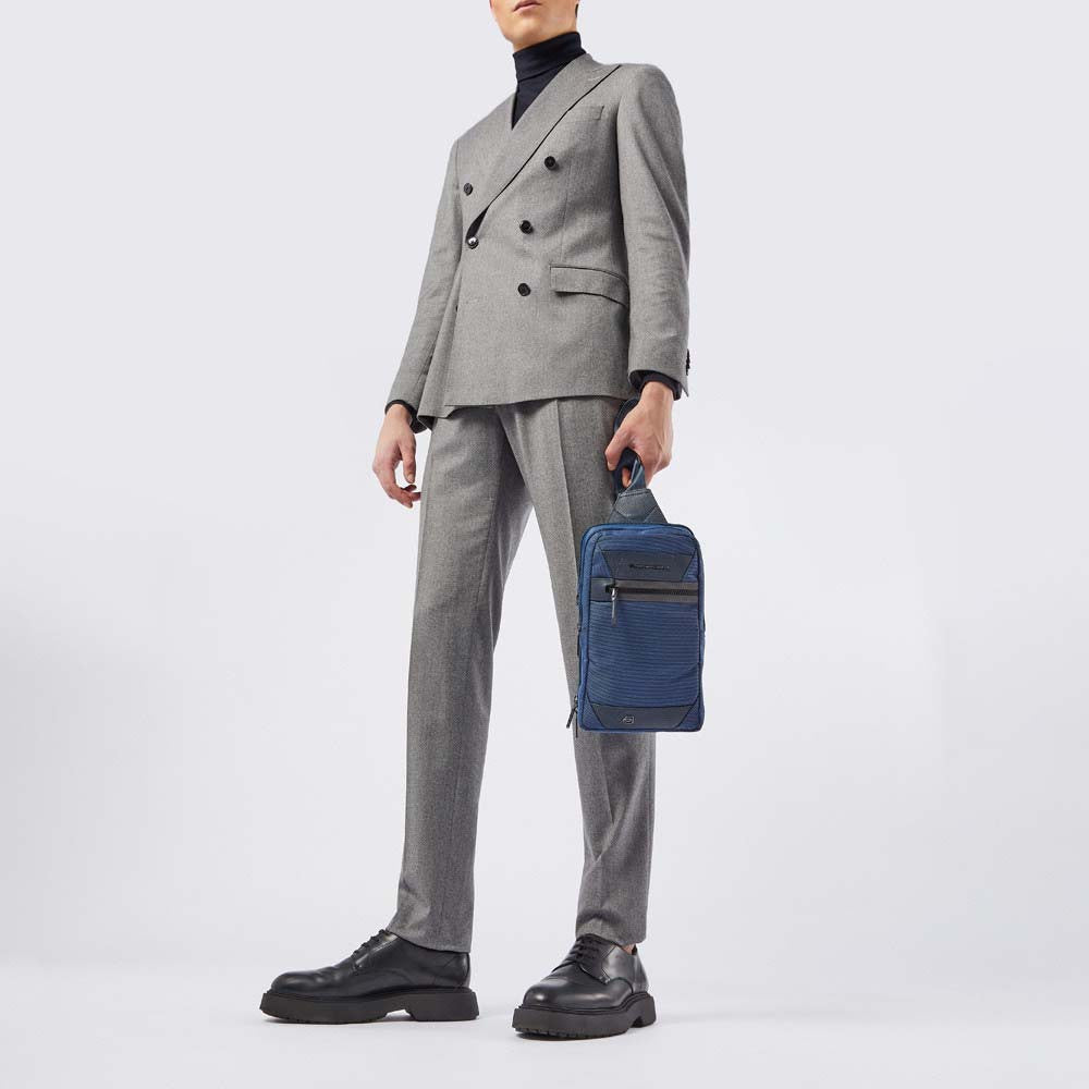 PIQUADRO iPad Mini Umhängetasche aus Stoff und Leder, blau, Linie Trakai