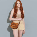 THE BRIDGE Damen-Umhängetasche, mittelgroß, Amelia-Linie, aus cognacfarbenem Wildleder und braunem Leder