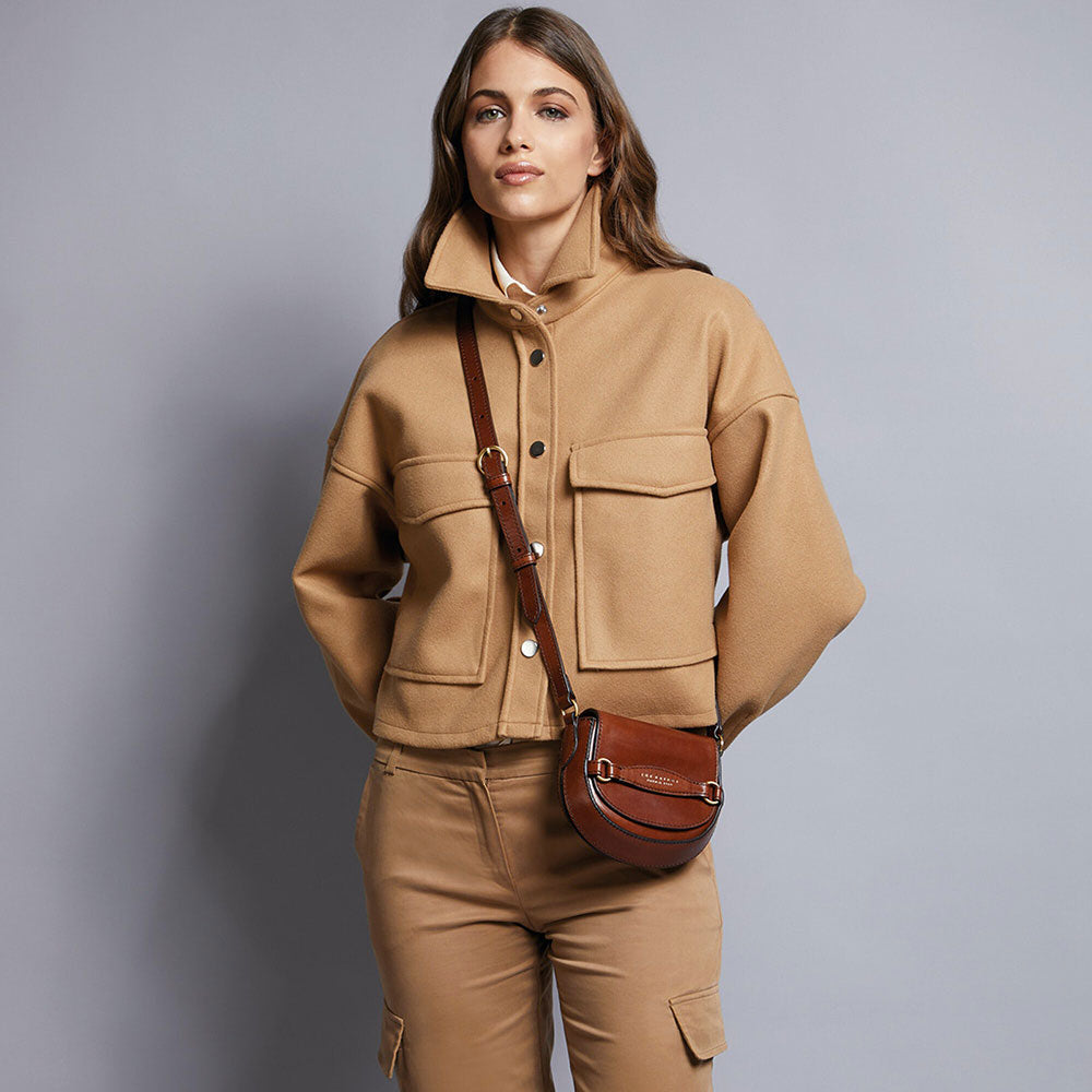 THE BRIDGE Damen-Mini-Umhängetasche Bettina-Linie aus schwarzem Leder