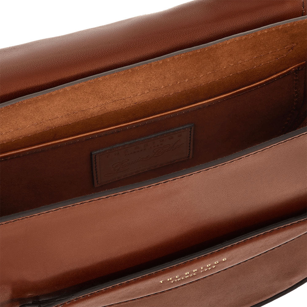 Damen-Umhängetasche mit Klappe THE BRIDGE Bettina-Linie aus braunem Leder