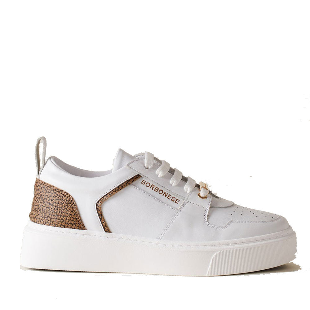 Sneakers in pelle con cuori e borchie Sneakers in pelle con cuori e borchie