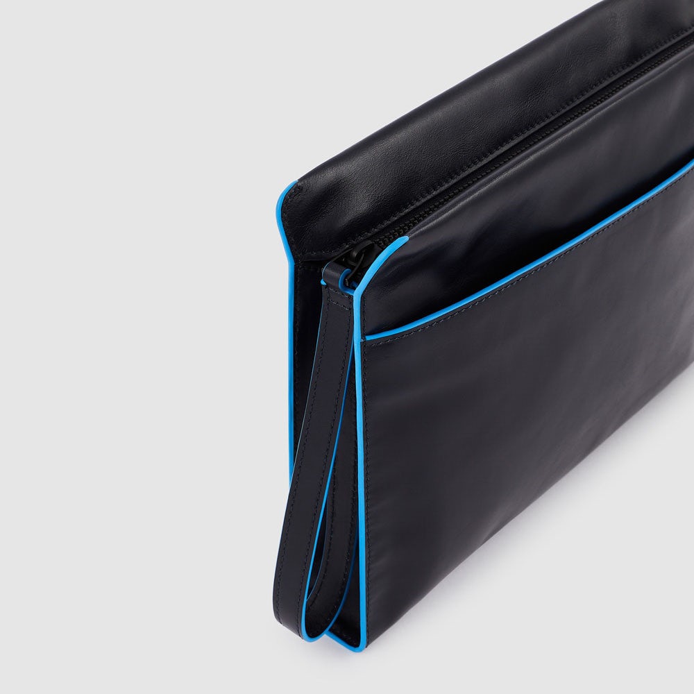 PIQUADRO iPad® Clutch Bag Blue Square Line AC5974B2VR aus blauem Leder