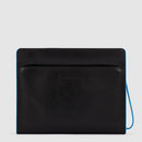 PIQUADRO iPad® Clutch Bag Blue Square Line AC5974B2VR aus schwarzem Leder