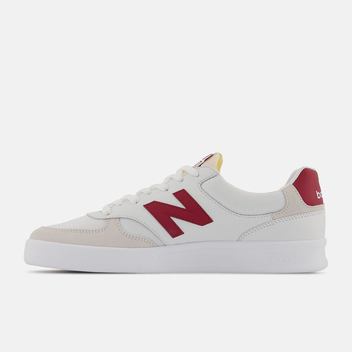 Scarpe Uomo NEW BALANCE Sneakers 300 Court in Mesh e Suede colore White e Burgundy