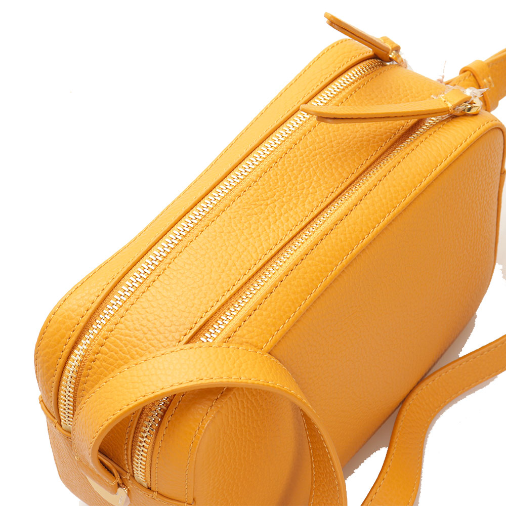 COCCINELLE Kleine Damen-Umhängetasche Lea-Linie aus harzfarbenem Leder