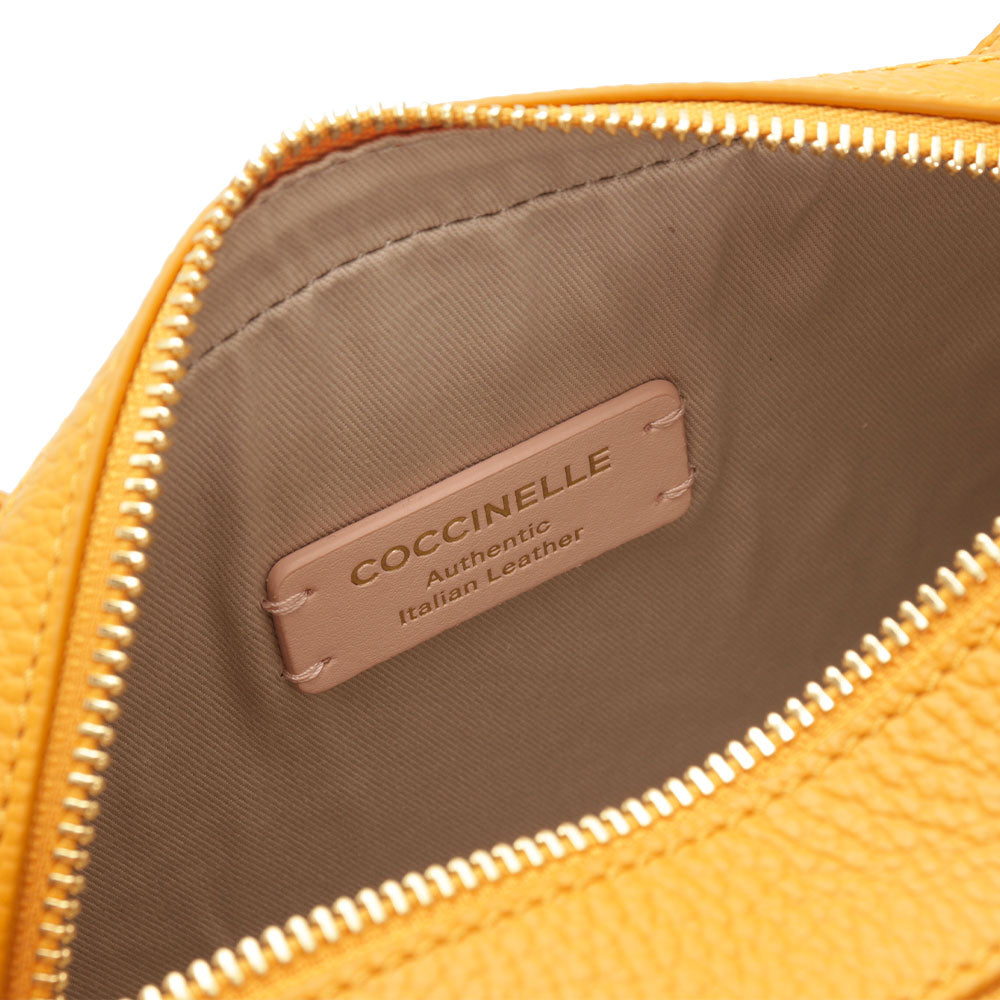 COCCINELLE Kleine Damen-Umhängetasche Lea-Linie aus harzfarbenem Leder