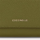 Kleine COCCINELLE-Geldbörse aus genarbtem Leder Metallic Soft Line in der Farbe Loden