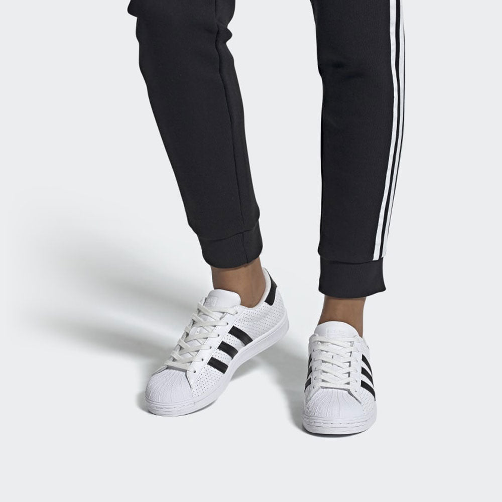 Scarpe Donna ADIDAS Sneakers linea Superstar in Pelle Traforata colore Bianco e Nero a sconto Cuoieriashop