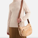 Mittlere Mezzaluna-Damentasche 1A Classe Alviero Martini Soft Generation-Linie mit Geo Classic- und Kastanien-Print GV78