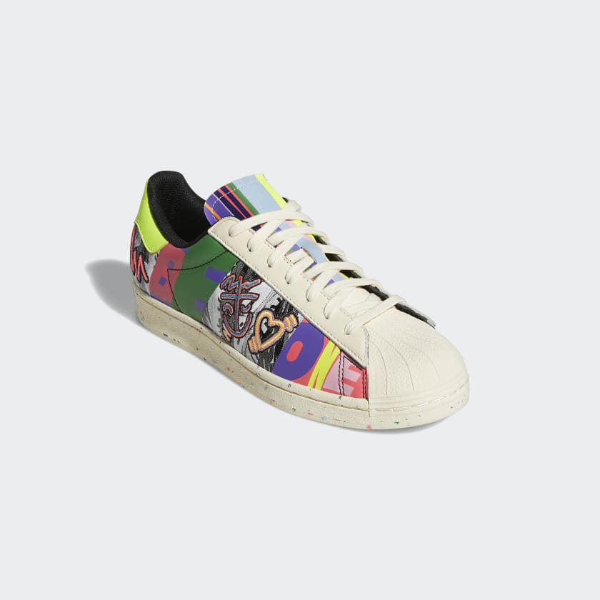 Scarpe ADIDAS Sneakers Uomo linea Superstar Pride colore Multicolor a sconto Cuoieriashop