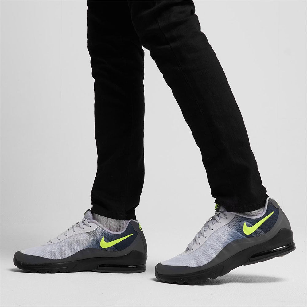 Scarpe NIKE Sneakers linea Air Max Invigor colore Nero - Grigio - Giallo