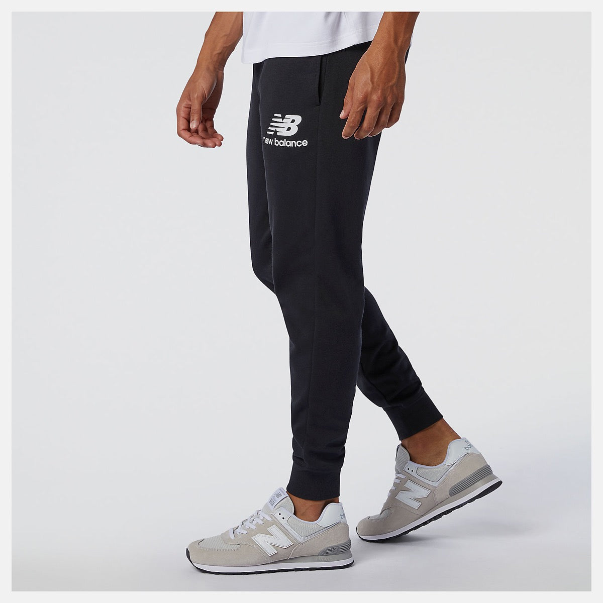 NEW BALANCE Herrenhose Essentials-Linie Stacked Logo Jogginghose Farbe Schwarz