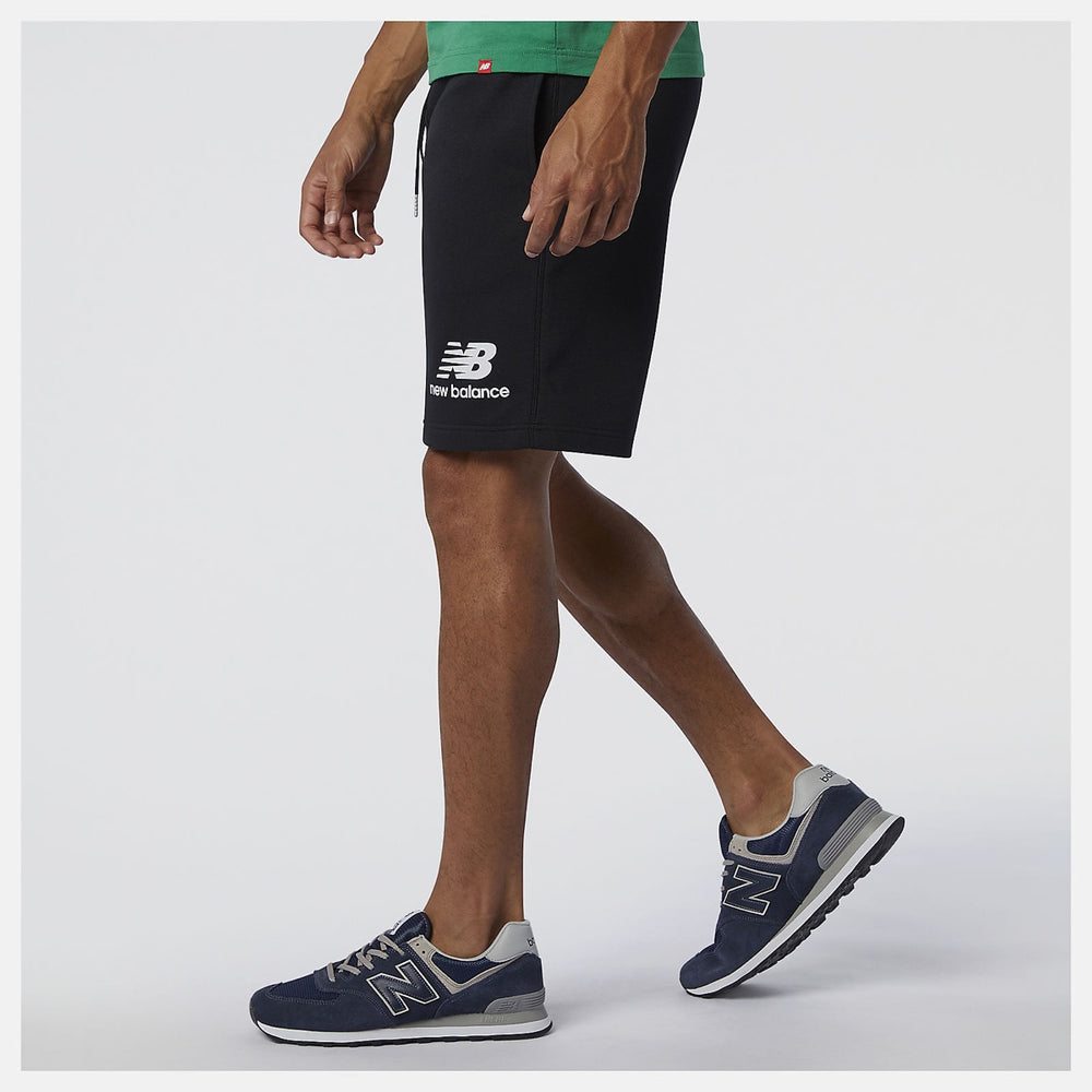 NEW BALANCE Herren Shorts Essentials Stacked Logo Linie in Schwarz 