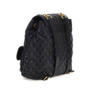 GUESS Damenrucksack Giully Line Farbe Schwarz Geschlossen mit Klappe und Kordelzug