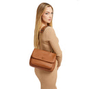 GUESS Damen Umhängetasche geschlossen mit Klappe Becci Line Farbe Cognac